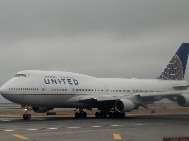 Boeing 747-400 (N199UA)