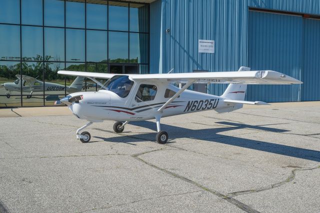 Cessna Skycatcher (N6035U) - Another beautiful photo of the new skycatcher.