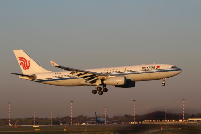 Airbus A330-300 (B-5918)