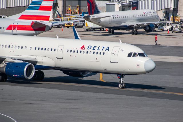 Airbus A321 (N326DN)
