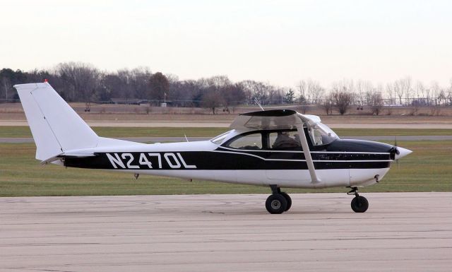 Cessna Skyhawk (N2470L) - Whiteside County Airport 4 dec 2021br /This 172 is becoming a frequent visitor to our airport.br /Gary C. Orlando Photo