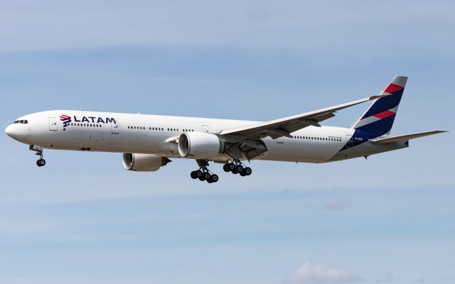 BOEING 777-300ER (PT-MUB)