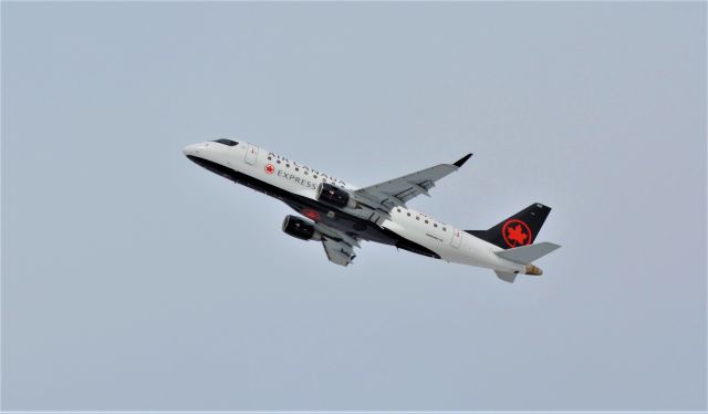 Embraer 175 (C-FRQM)