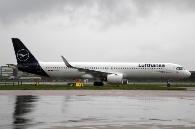 Airbus A321neo (D-AIEP) - Taxiing to Stand 218L on 29-Feb-24 operating flight DLH908 from EDDF.