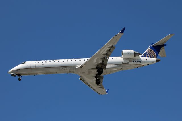 Canadair Regional Jet CRJ-700 (N509MJ) - Air Shuttle 6093, United Express/Mesa, N509MJ (cn 10094) on final for RWY 24R.