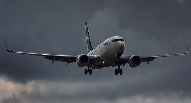 Boeing 737-700 (C-GTWS) - Taken from Creamery, runway 33