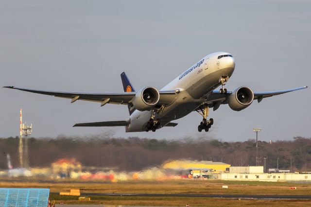 Boeing 777-200 (D-ALFC) - evening sun