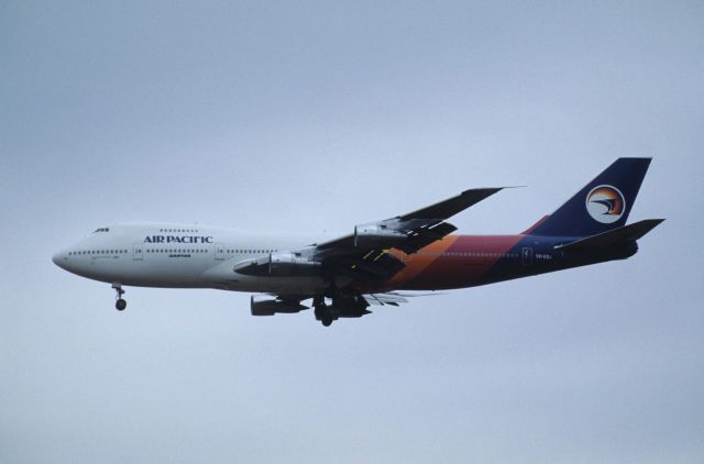 Boeing 747-200 (VH-EBJ) - Final Approach to Narita Intl Airport Rwy34 on 1990/01/14