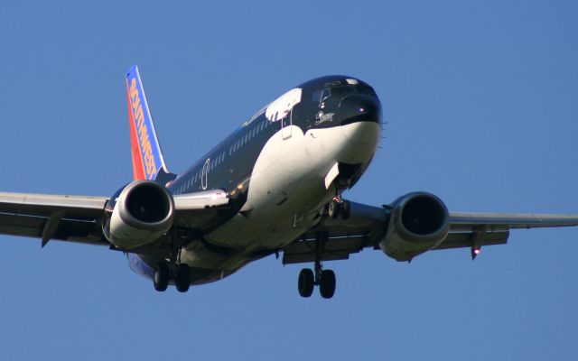 BOEING 737-300 (N334SW) - 737 Southwest in SeaWorld colors approaches 2R at Nashville