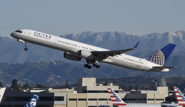 BOEING 757-300 (N78866) - Departing LAX