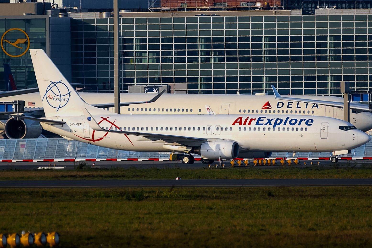 Boeing 737-800 (OM-HEX)