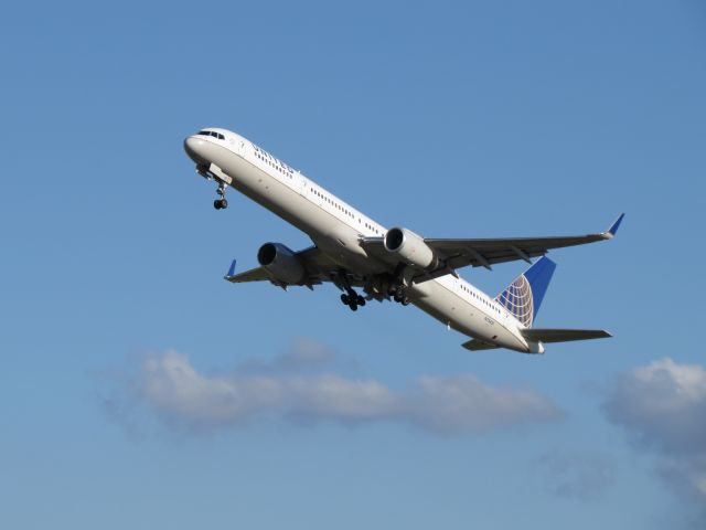 Boeing 757-200 (N75851) - A United Airlines charter operating for the Washington Redskins departs KCAK for KEWR. They decided to stop by the Football Hall of Fame in Canton, Ohio.