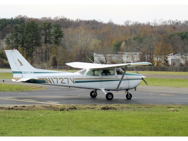 Cessna Skyhawk (N1727V) - At Danbury.