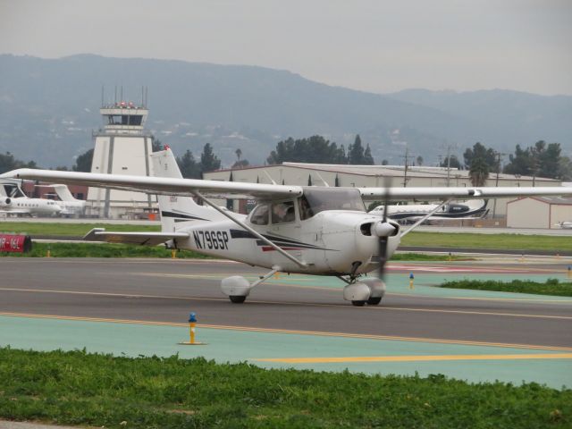 Cessna Skyhawk (N976SP) - This Cessna 172 taxis at VNY for a departure to Mammoth Lakes, California.