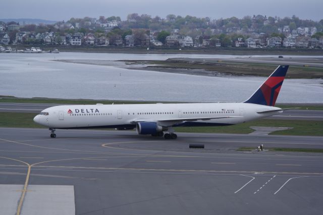 BOEING 767-400 (N825MH)