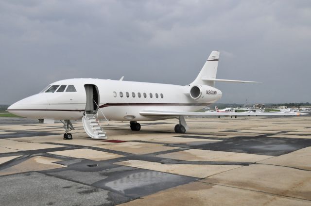 Dassault Falcon 2000 (N201WR) - Seen at KFDK on 5/28/2009.  Diverted from KGAI and headed for KPBI.