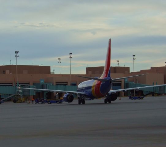 Boeing 737-700 (N215WN) - Taxiing to gate