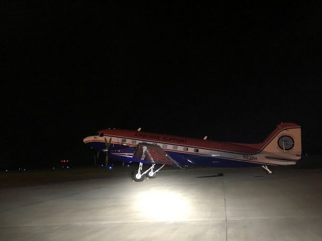 Douglas DC-3 (N932H)