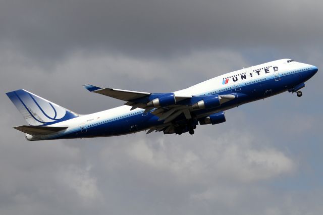 Boeing 747-400 (N120UA)