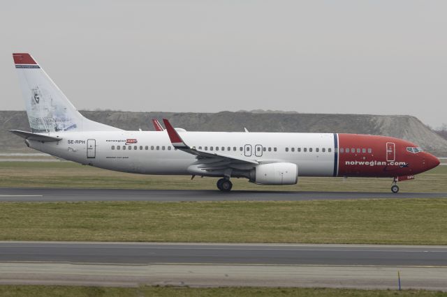 Boeing 737-700 (SE-RPH) - West of runway R22