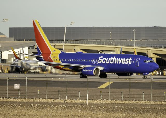 Boeing 737-800 (N8681M)