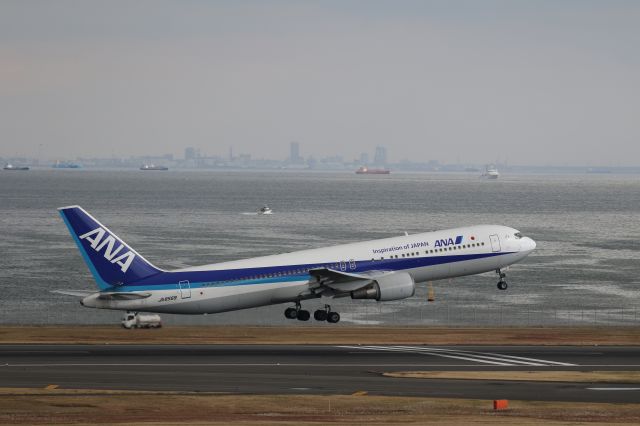 BOEING 767-300 (JA8569) - 23 December 2016:HND-KUH