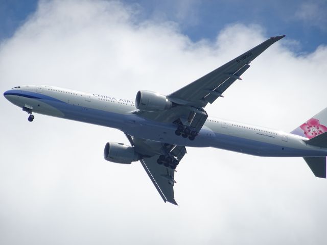 BOEING 777-300ER (B-18001)