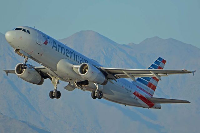 Airbus A320 (N664AW) - American Airbus A320-232 N664AW at Phoenix Sky Harbor on August 26, 2018.