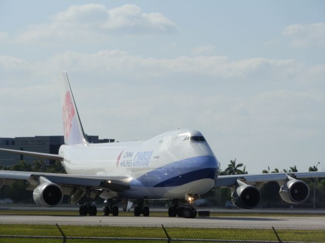 Boeing 747-400 (B-18716)