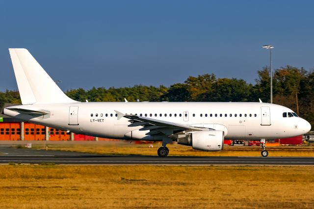 Airbus A319 (LY-VET)