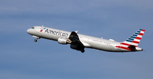 Airbus A321 (N171US) - Shortly after departure is this 2001 American Airlines Airbus A321-211 from the Autumn of 2020.