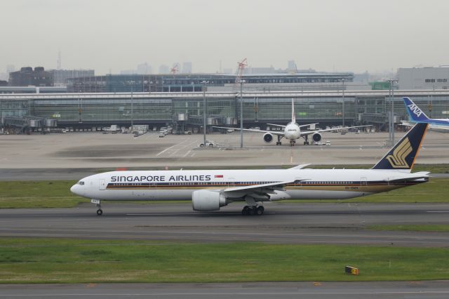 BOEING 777-300 (9V-SWH) - 23 April 2016:HND-SIN.