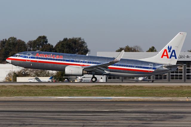 Boeing 737-800 (N938AN)