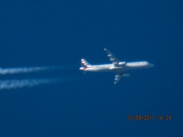 Airbus A321 (N585UW)