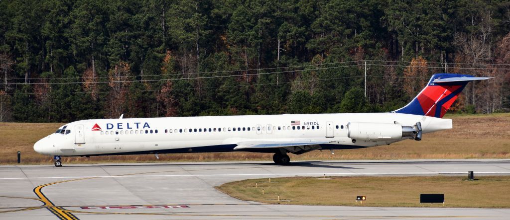 McDonnell Douglas MD-88 (N913DL) - At the RDU observation deck, 11/25/17.