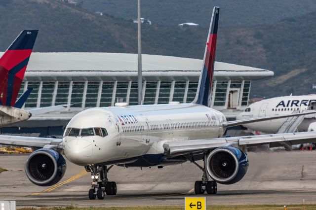 Boeing 757-200 (N535US) - Taxing to holding point A