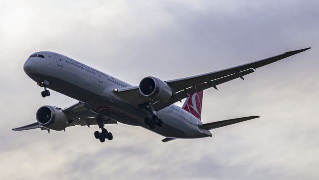 Boeing 787-9 Dreamliner (TC-LLK) - Turkish 191 Heavy arriving in late light at JAN from Istanbul, having been diverted from landing in Dallas. Talk about a rare opportunity!!