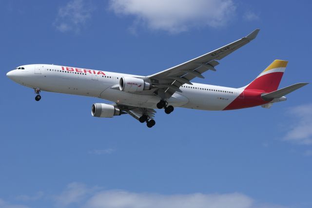 Airbus A330-300 (EC-LYF)