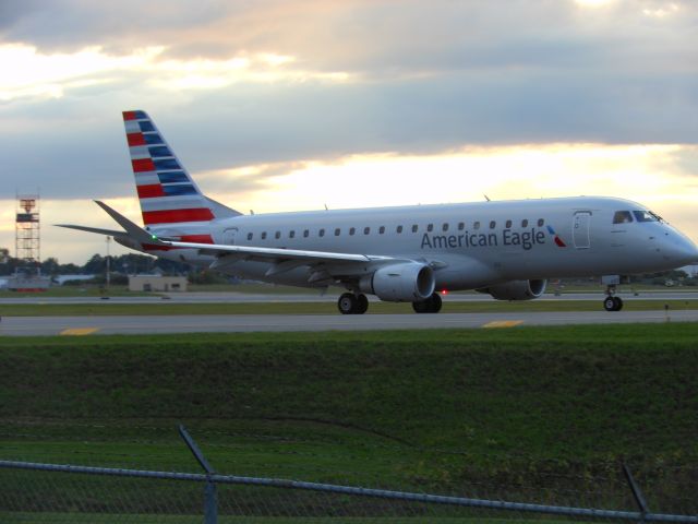 Embraer 170/175 (N437YX)