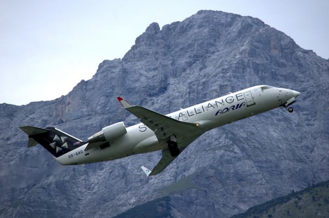 Canadair Regional Jet CRJ-200 (S5-AAG)