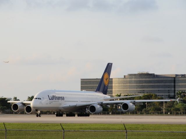 Airbus A380-800 (D-AIMB)
