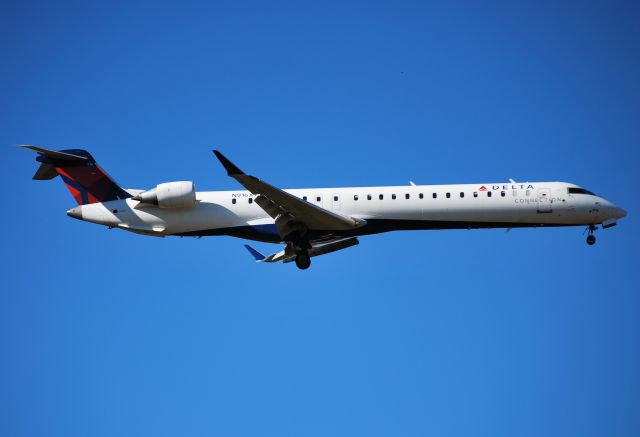 Canadair Regional Jet CRJ-900 (N916XJ) - On final for runway 36R at KCLT - 11/7/14