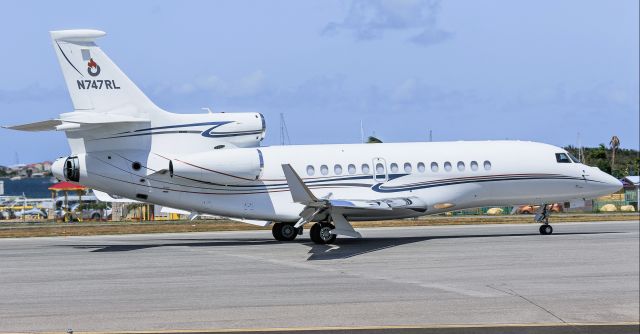 Dassault Falcon 7X (N747RL) - N747RL taxing for parking!!