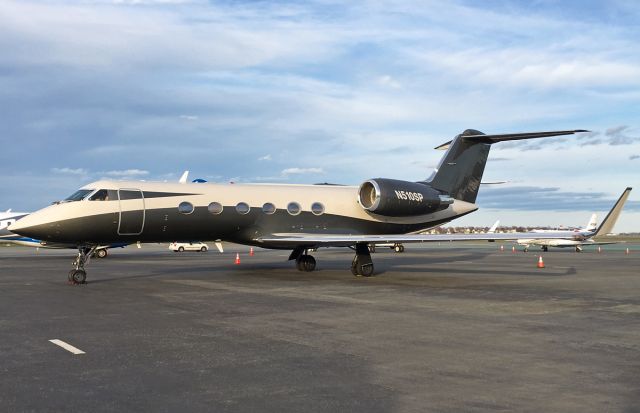 Gulfstream Aerospace Gulfstream IV (N510SP) - 4/13/17 new paint on this immaculate G4 on the Signature ramp