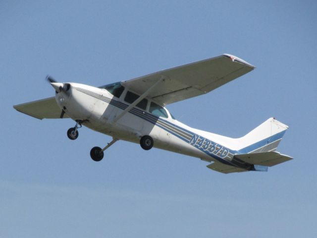 Cessna Skyhawk (N4867D) - Taking off RWY 26L