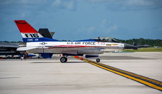 Lockheed F-16 Fighting Falcon (91-0395) - The 50th Anniversary on F-16 Viper is so beautiful br /F16 Viper Demonstration Team