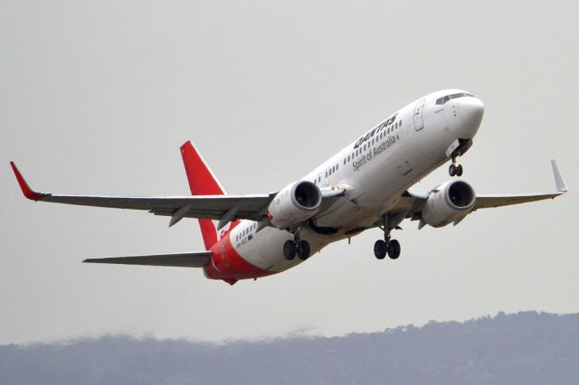 Boeing 737-800 (VH-VXT) - Getting airborne off runway 23. Friday 5th October 2012.