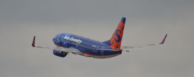 Boeing 737-700 (N714SY)