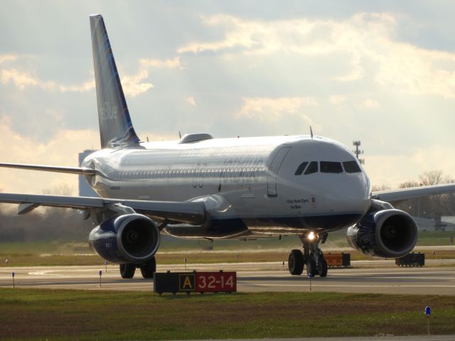 Airbus A320 (N593JB)