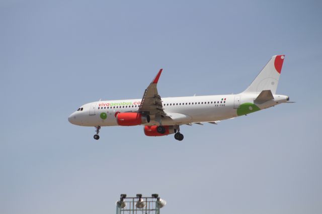 Airbus A320 (XA-VAE) - FINAL APPROACH 27 MMTJ